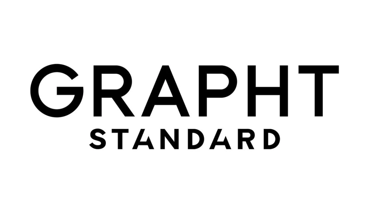 白い背景に「GRAPHT STANDARD」という文字が太字のサンセリフ体で表示されています。