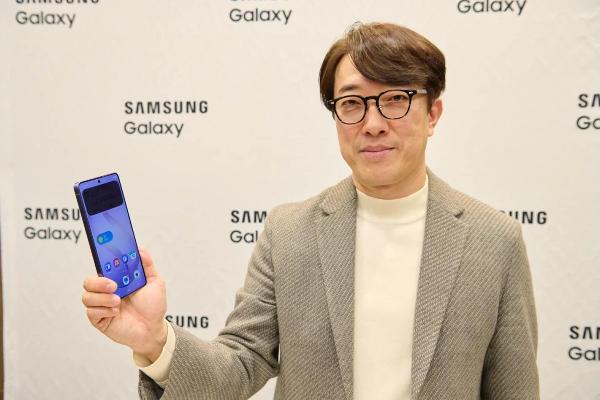 チェ・ウォンジュン氏がGalaxyスマートフォンを持っている様子