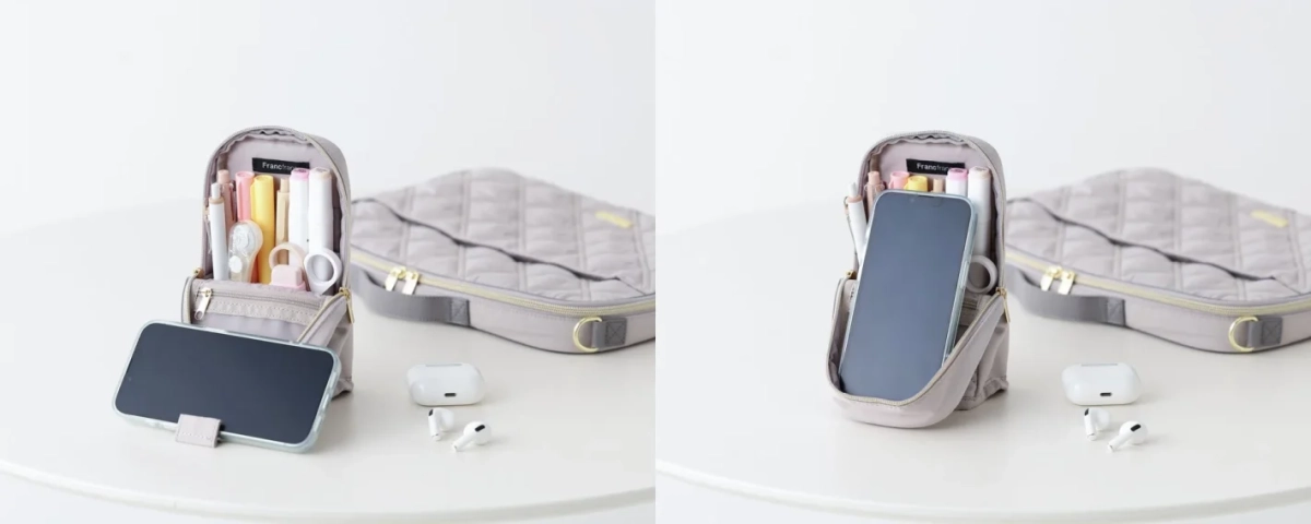 淡いグレーのペンケースとキルティングのラップトップケース、スマートフォン、ワイヤレスイヤホン