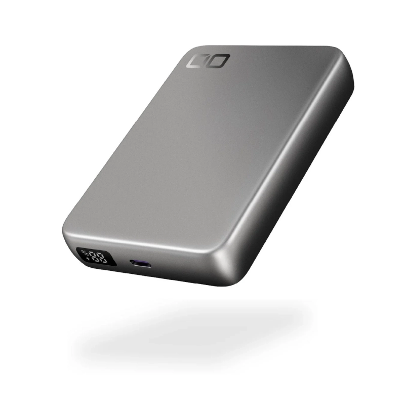 デジタルディスプレイにバッテリー残量を示す「0%」と表示されているモバイルバッテリー