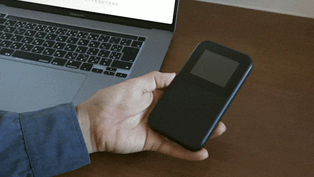 手とモバイルデバイス、ノートパソコン