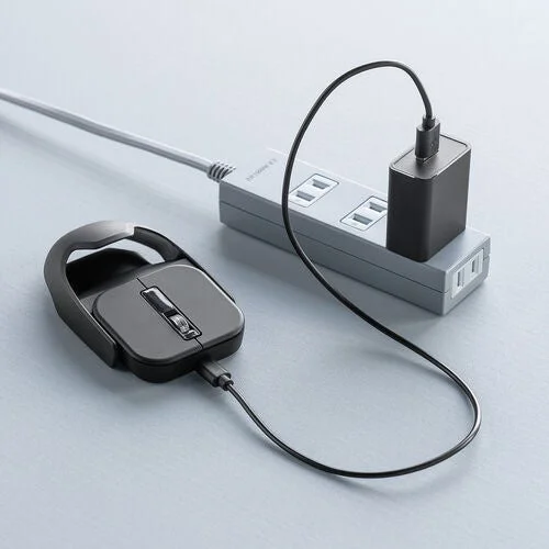 USBケーブルで充電中のマウス