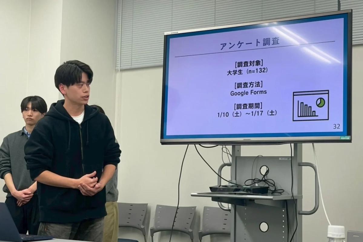 プレゼンテーションを行う学生