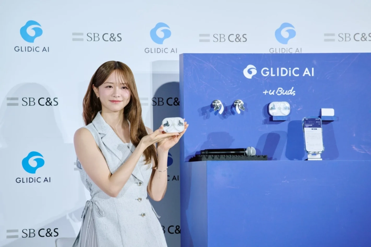 GLIDiC AI +u Budsを持つ森香澄さん