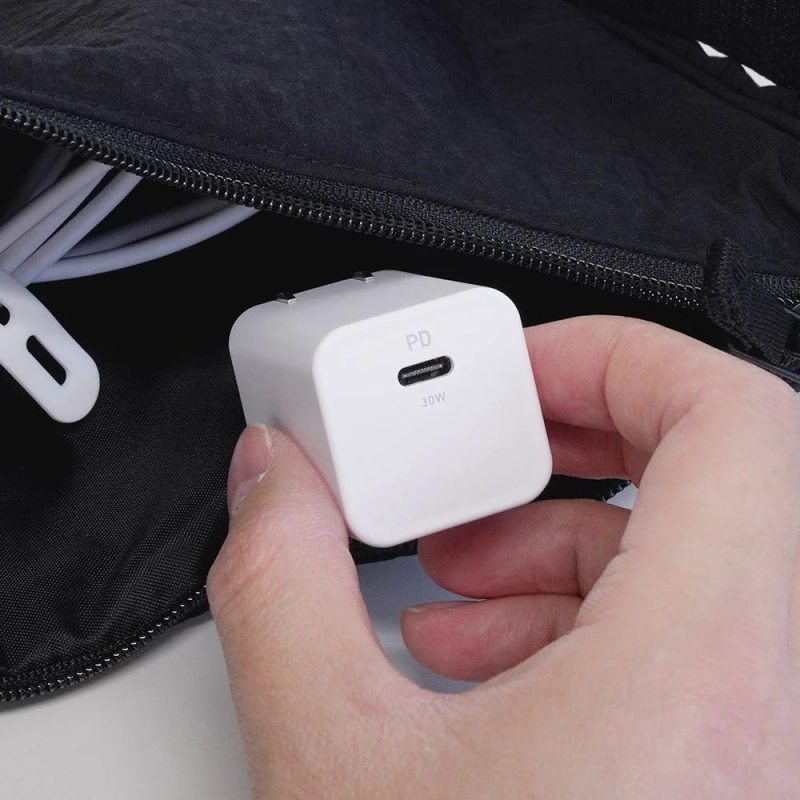 ポーチから充電器を取り出す様子