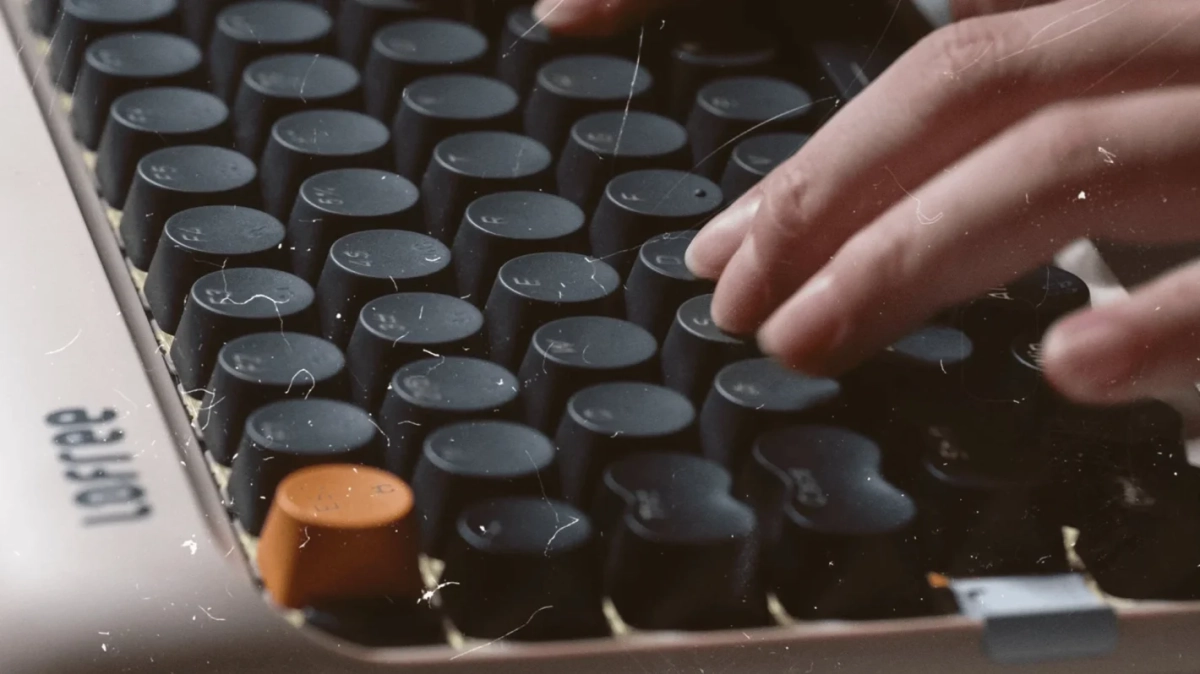キーボードをタイピングする手元