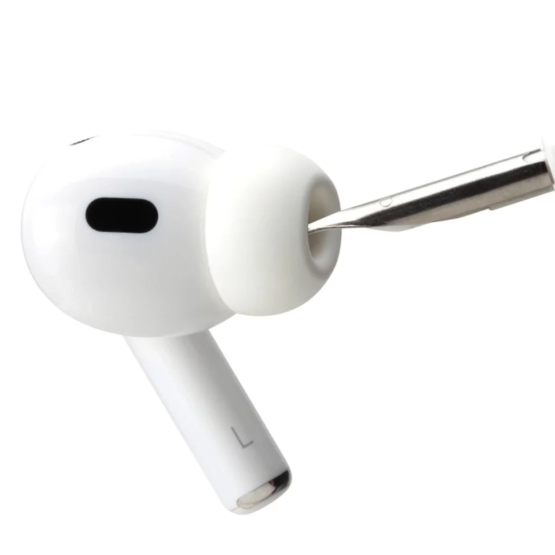 イヤホンをクリーニングペンで掃除する様子