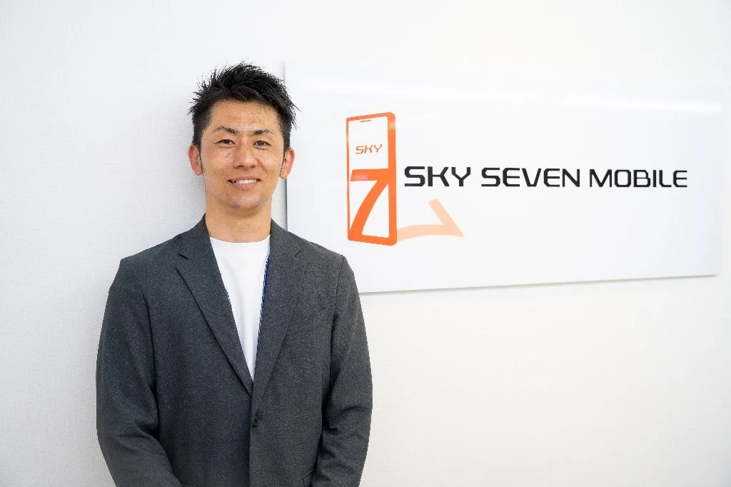 SKY SEVEN MOBILEロゴと男性