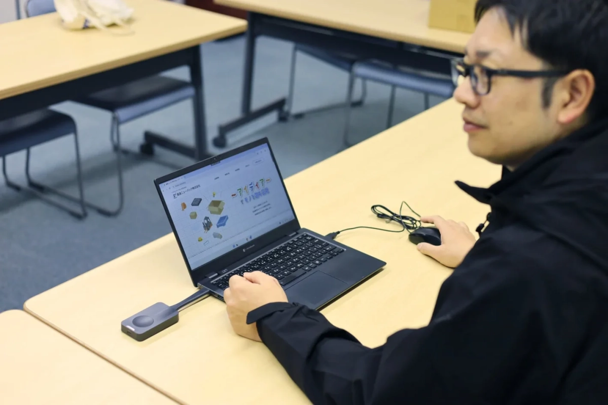 ノートパソコンを使用する男性