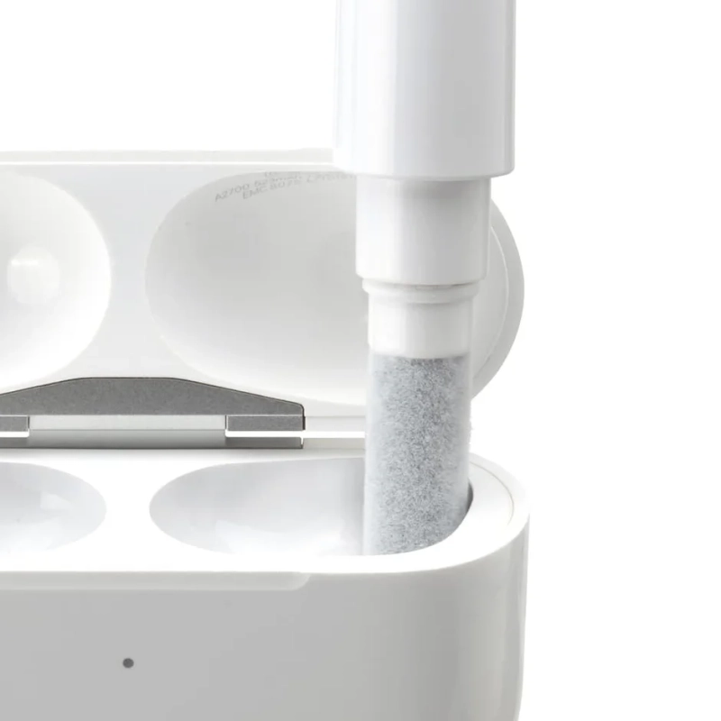 イヤホン充電ケースをブラシで掃除する様子