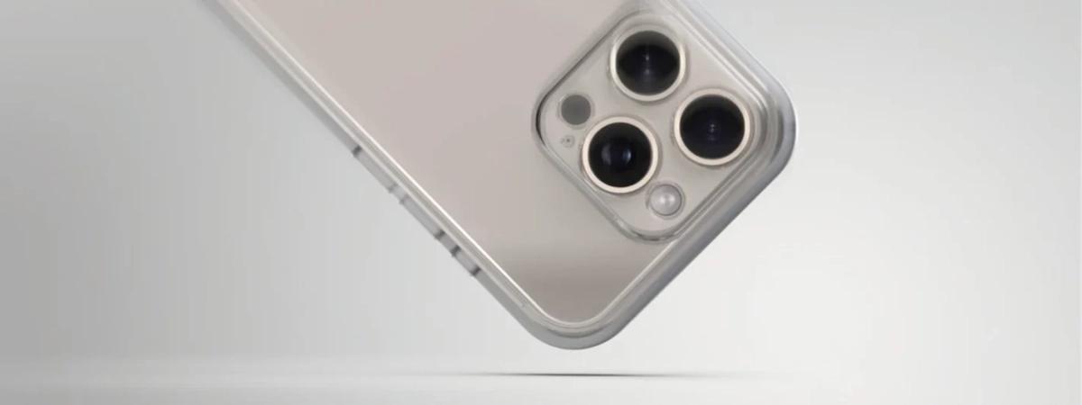 透明なケースを装着したスマートフォンの背面