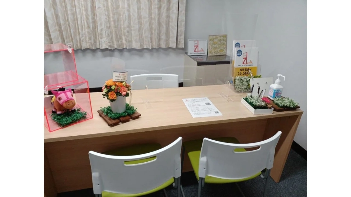 透明なアクリル板で仕切られたカウンターデスクの様子