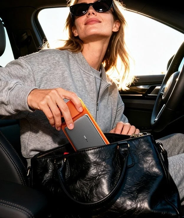 女性がバッグにスマホをしまう様子