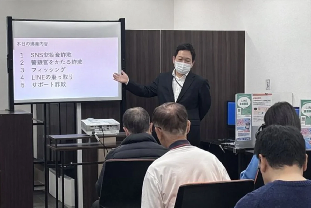 セミナー中の講師