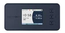 画面に時刻、日付、データ使用量が表示された、黒色の長方形のモバイルWi-Fiルーターの画像です。バッテリー残量を確認できるメッセージも表示されています。