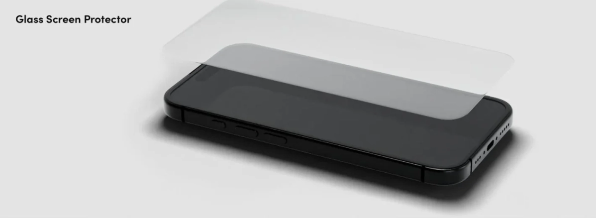 スマートフォンにガラス製の画面保護フィルムを貼る様子を捉えた画像です。フィルムが画面の上に乗せられ、保護される様子が示されています。