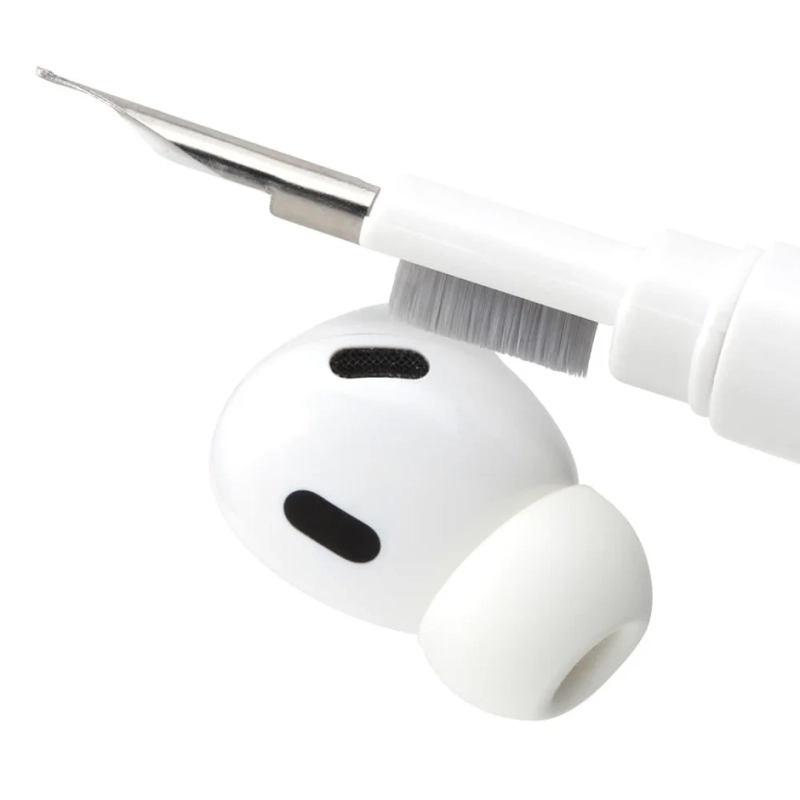 イヤホンメッシュ部分をブラシで掃除する様子