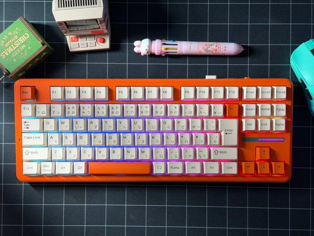 AULAのオレンジ色メカニカルキーボード