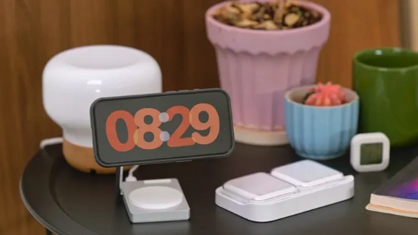 ベッドサイドのスマートフォンと充電器