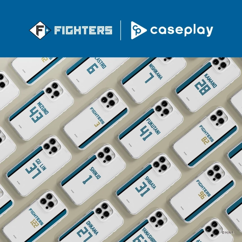 北海道日本ハムファイターズの選手名と背番号がデザインされたiPhoneケースが多数並べられています。