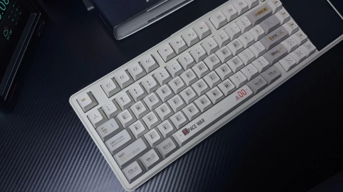 デスクに置かれたL99キーボード