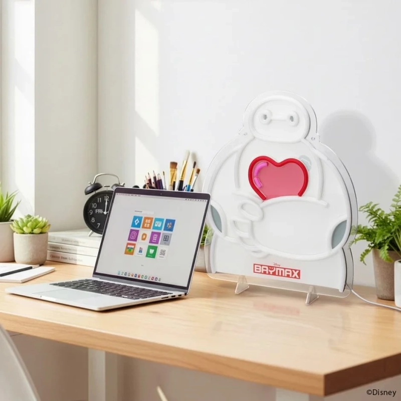 デスクに置かれたベイマックスのLEDネオンライト