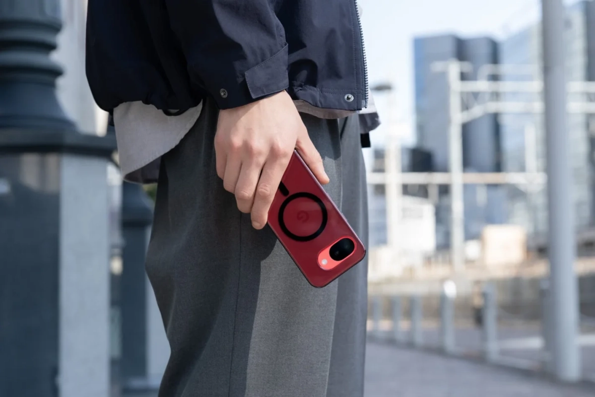 赤いスマートフォンケースを持つ人物