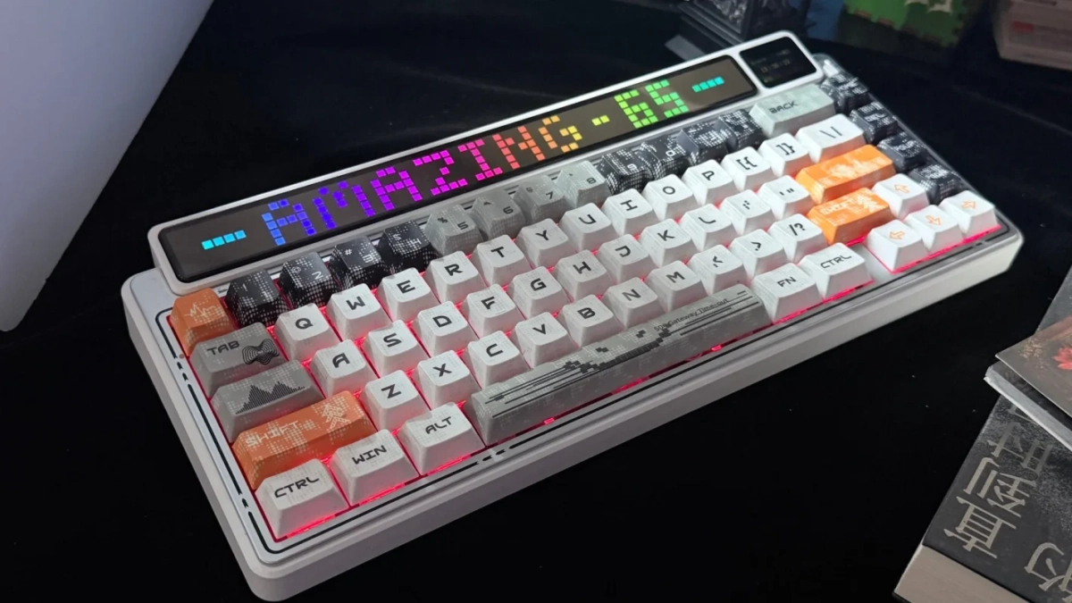 AMG65のカラフルなピクセル表示と赤色バックライト