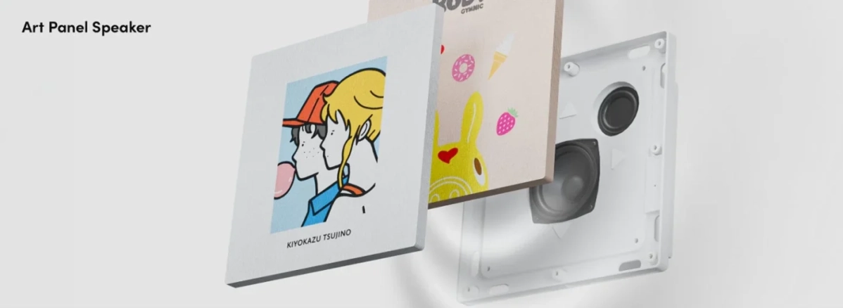 「アートパネルスピーカー」の製品画像です。手前には人物イラスト、中央には可愛らしいモチーフが描かれたパネルがあり、奥にはスピーカー本体の内部構造が見えます。