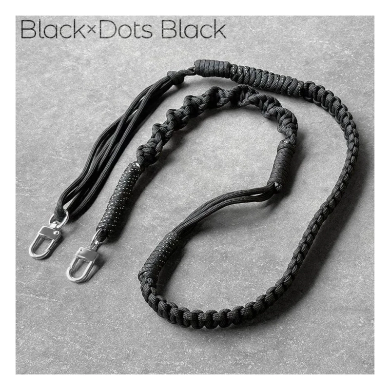 黒い編み込みデザインのストラップで、一部にドット柄のアクセントがあります。