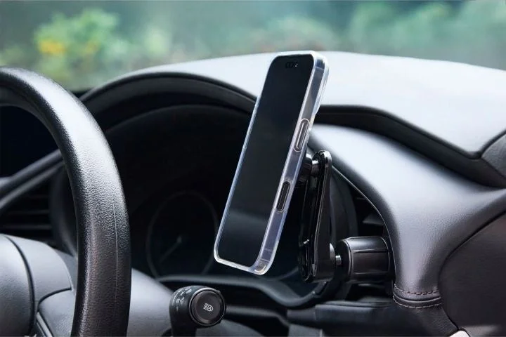 車内でスマホホルダーを使用している様子