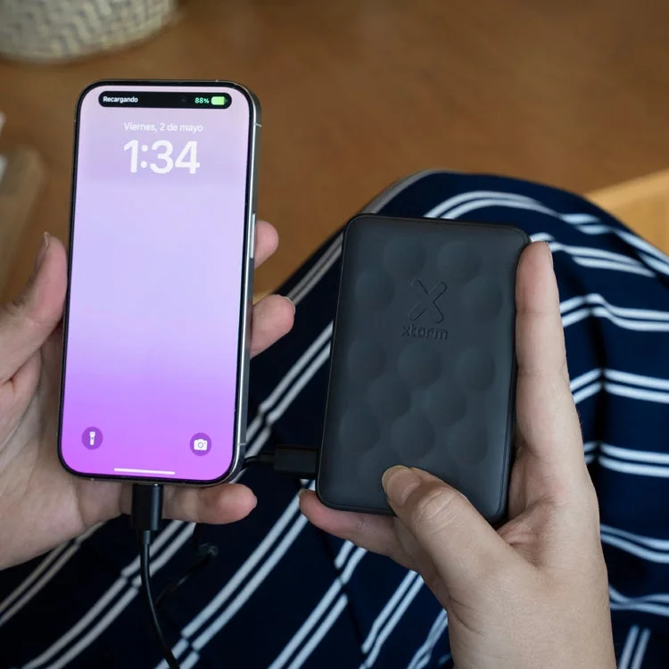 iPhone充電中のモバイルバッテリー