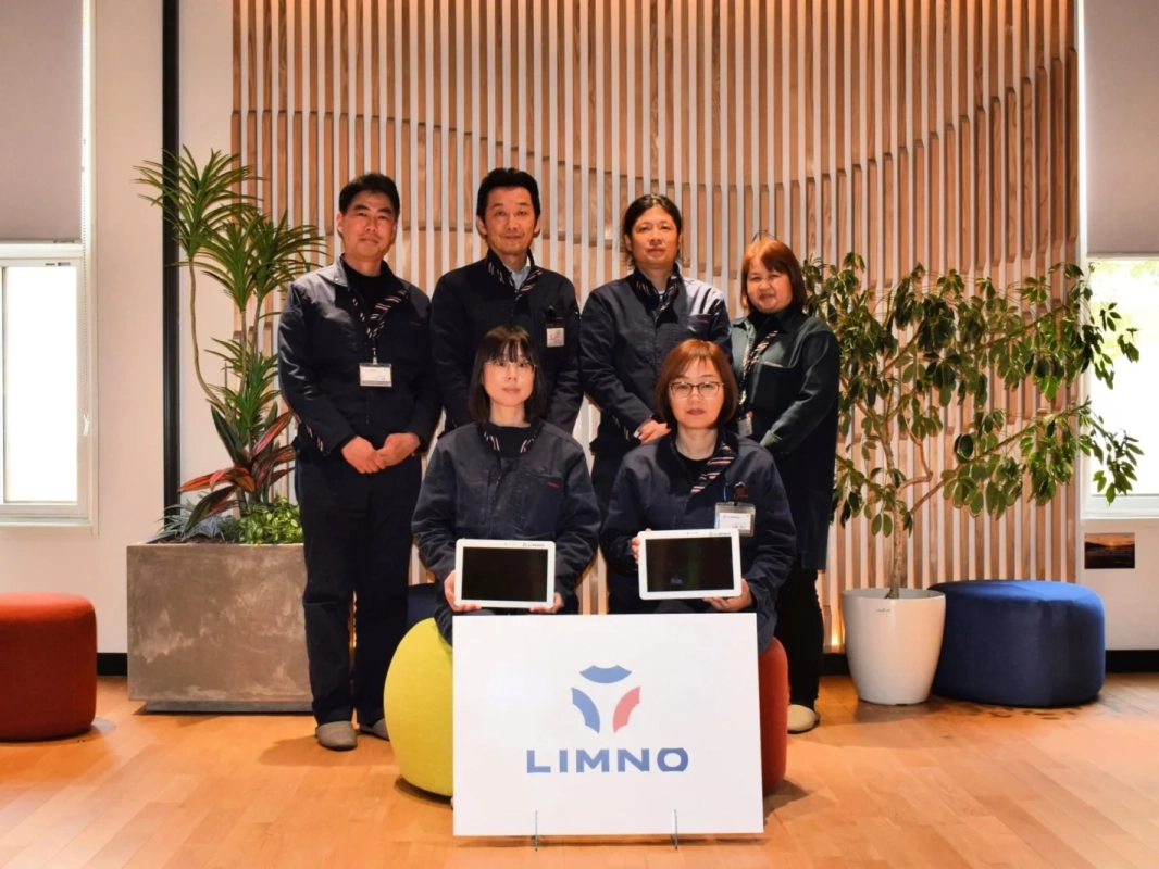 LIMNOの従業員集合写真