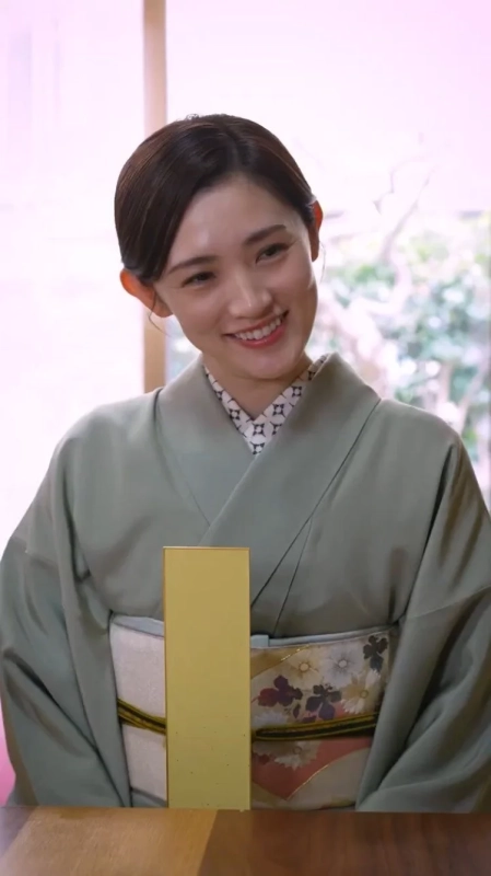 淡い緑色の着物を着た女性