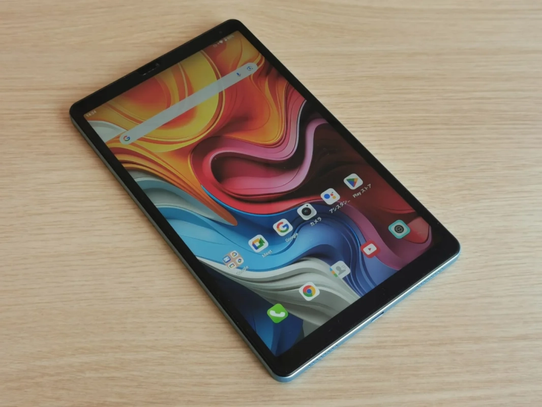 木目調のテーブルに置かれたタブレット、アプリ画面