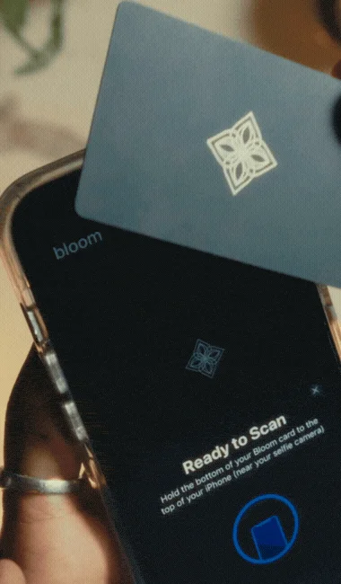 スマートフォンにカードをかざす様子