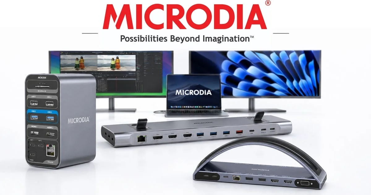 MICRODIA製の様々なドッキングステーションとハブが写っており、複数のモニターやノートPCに接続され、豊富なポートによる拡張性を示しています。