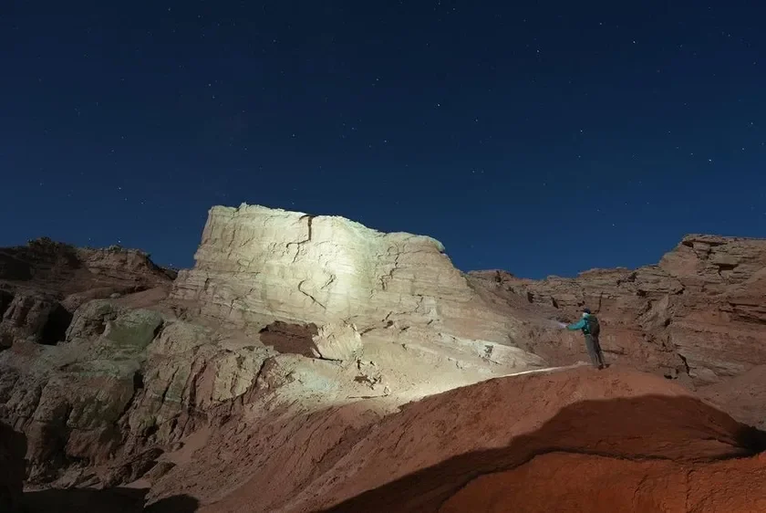 夜景、星空、岩山、砂漠、探検、一人旅、自然、風景、冒険、懐中電灯、山、アウトドア、天体観測