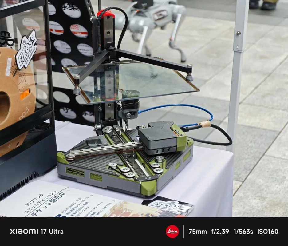 展示会でコンパクトな3Dプリンターが展示されている様子
