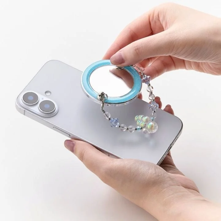 スマートフォンにミラー付きアクセサリーが装着されている様子