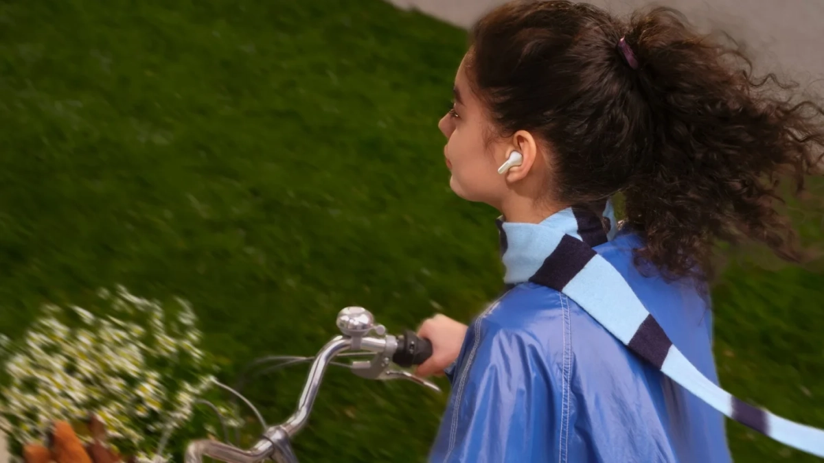 サイクリング中の女性