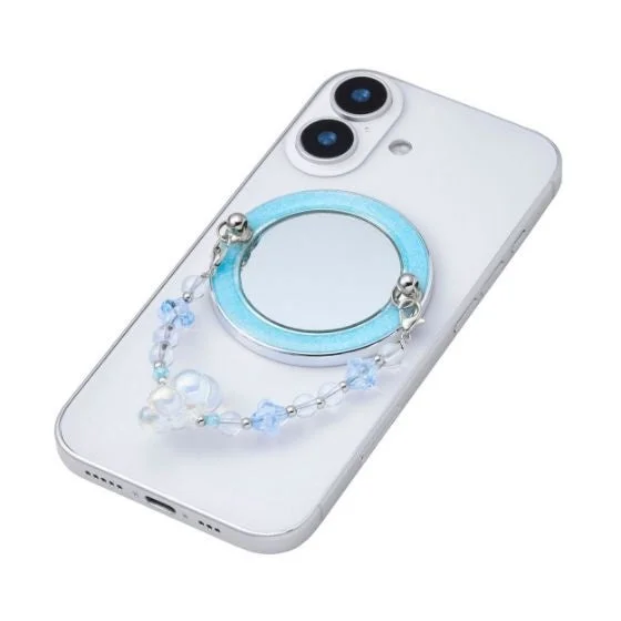 水色の縁取りミラーとビーズストラップが付いたスマートフォン
