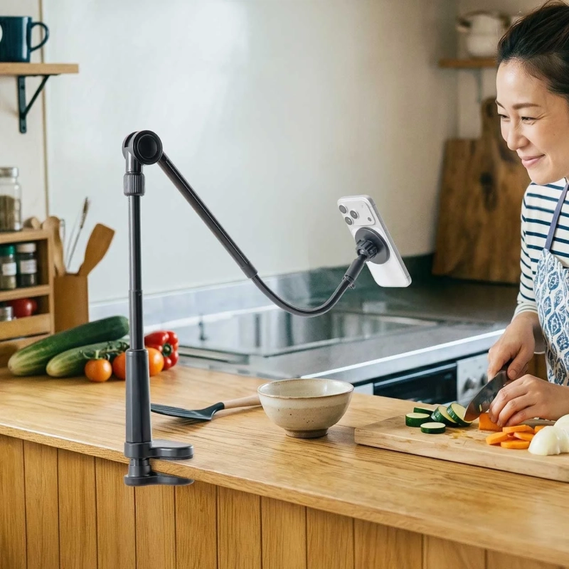キッチンでスマホスタンドを使って動画を見ながら料理