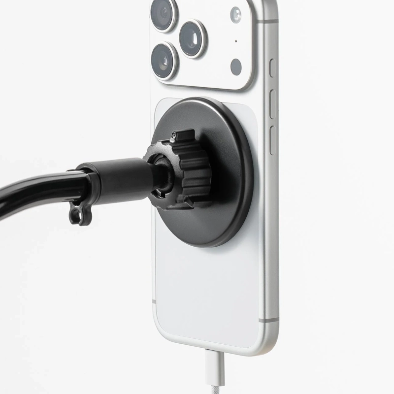 スマートフォンの背面にマウント、充電ケーブル