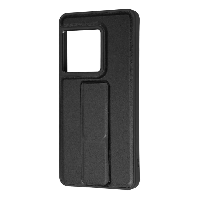 黒色のスマートフォンケースで、背面にカメラ用の大きな開口部と折りたたみ式のスタンド機能が備わっています