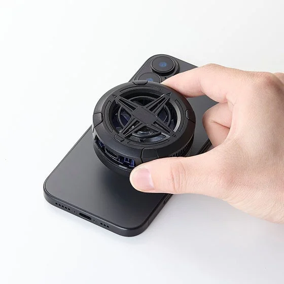 スマホに手のひらで冷却ファンを取り付けようとしている様子
