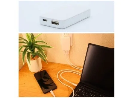 デスクでの充電風景