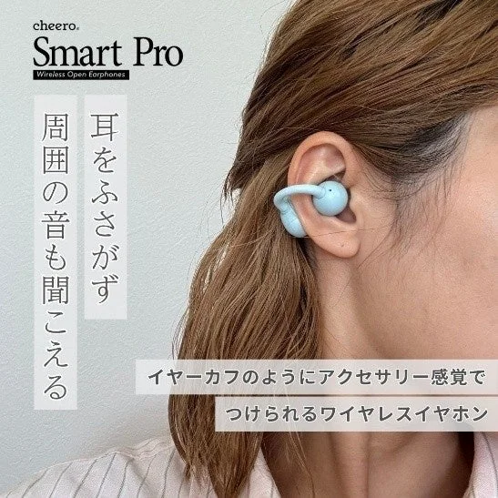 女性がイヤホンを装着している画像