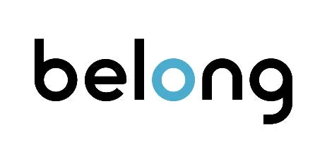 「belong」という単語が黒と青の文字で書かれたシンプルなロゴ画像です。