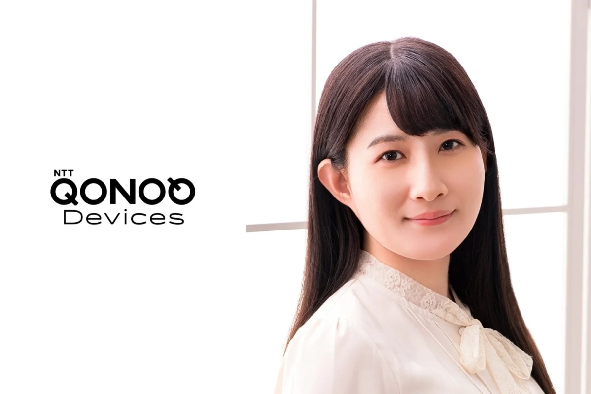 白いブラウスを着用した若い女性が笑顔で正面を見つめており、左側には「NTT QONOO Devices」のロゴが配置されている